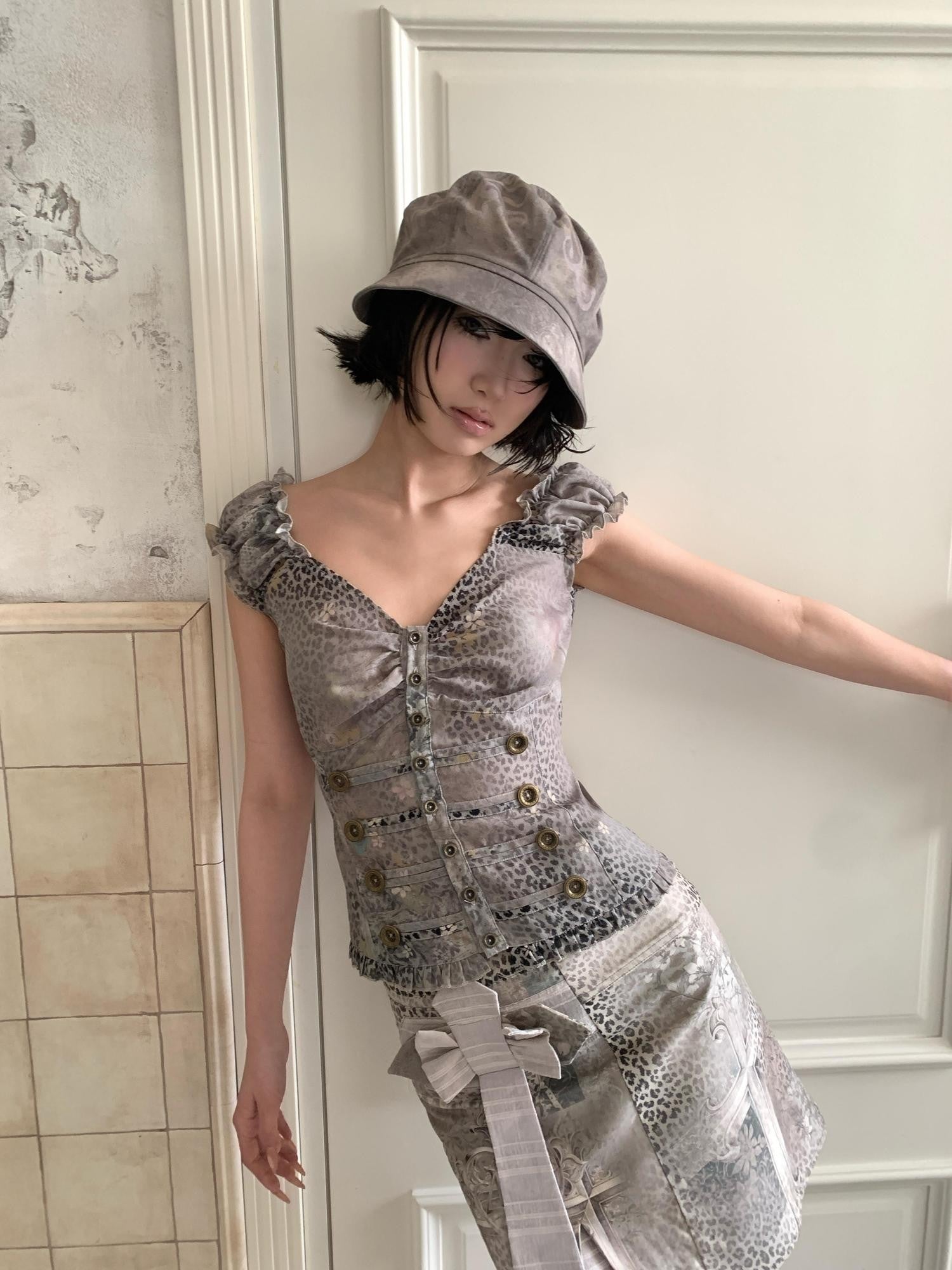 4RE1GN Cloud Gray Leopard Floral Print V-neck Cropped Women's Polyester Tank Tops