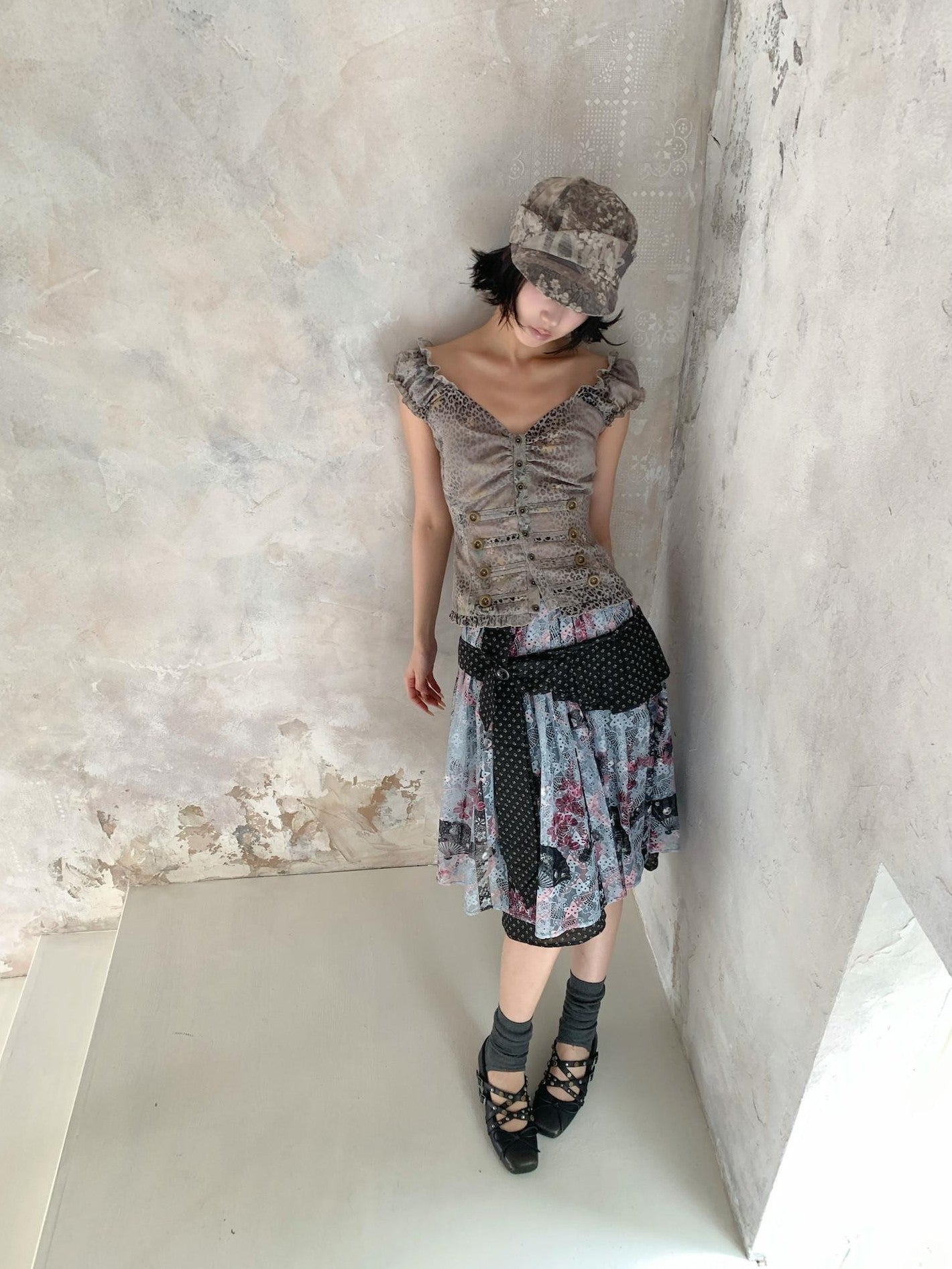 4RE1GN Cloud Gray Leopard Floral Print V-neck Cropped Women's Polyester Tank Tops