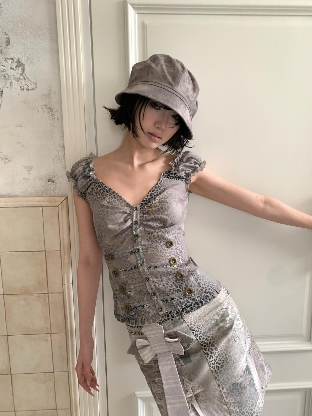 4RE1GN Cloud Gray Leopard Floral Print V-neck Cropped Women's Polyester Tank Tops