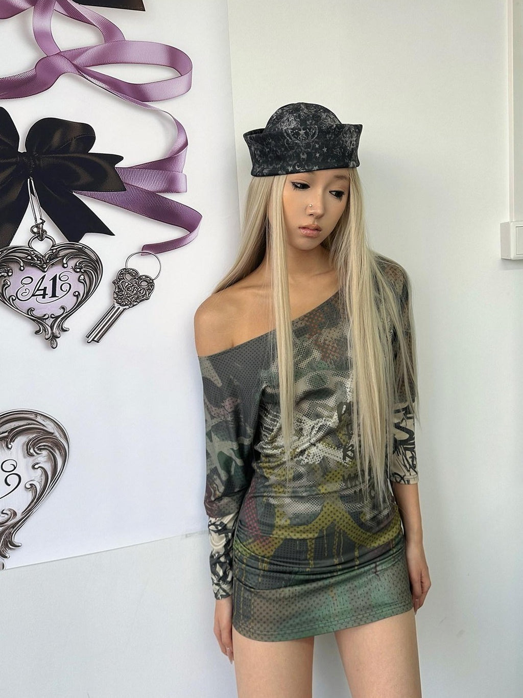 4RE1GN Graffiti Print Spliced Batwing Women's Polyester Spandex Off-shoulder T-shirts