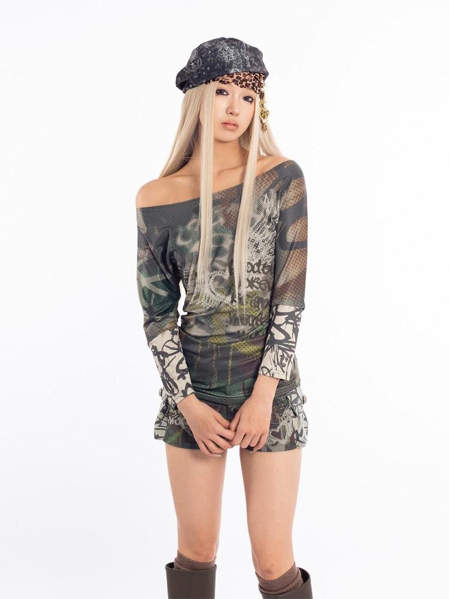 4RE1GN Graffiti Print Spliced Batwing Women's Polyester Spandex Off-shoulder T-shirts