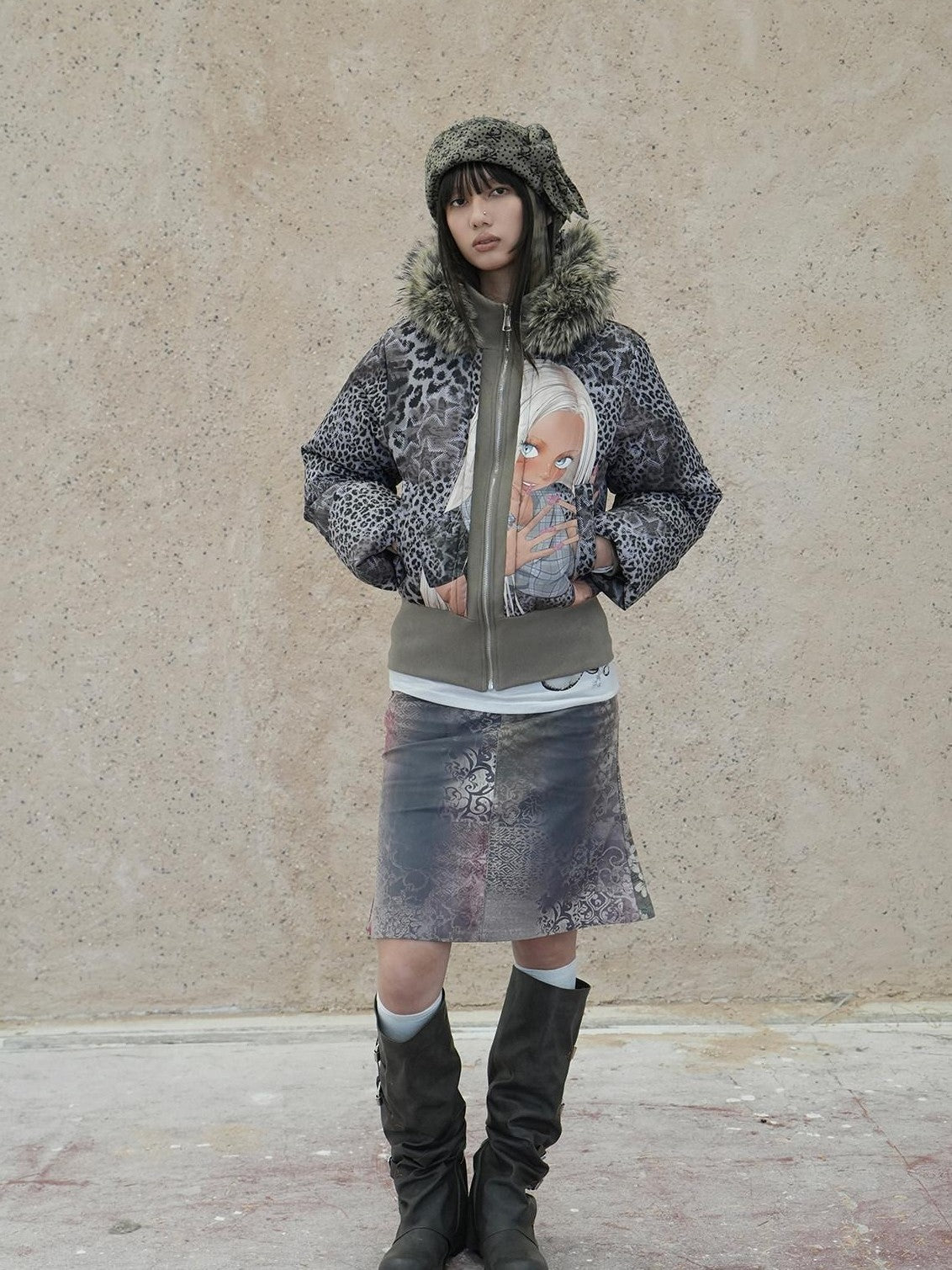 4RE1GN Hand Painted Character Text Graffiti Hooded Short Women's Polyester Down Jackets