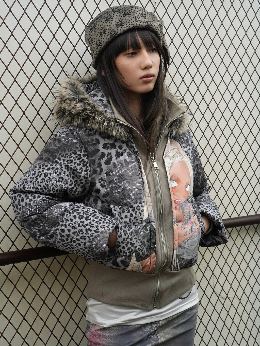 4RE1GN Hand Painted Character Text Graffiti Hooded Short Women's Polyester Down Jackets