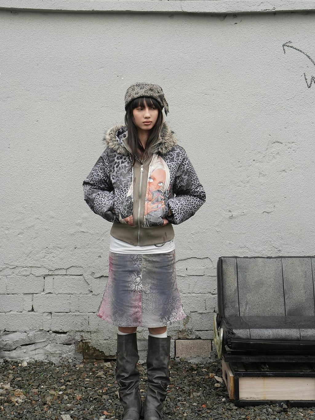 4RE1GN Hand Painted Character Text Graffiti Hooded Short Women's Polyester Down Jackets