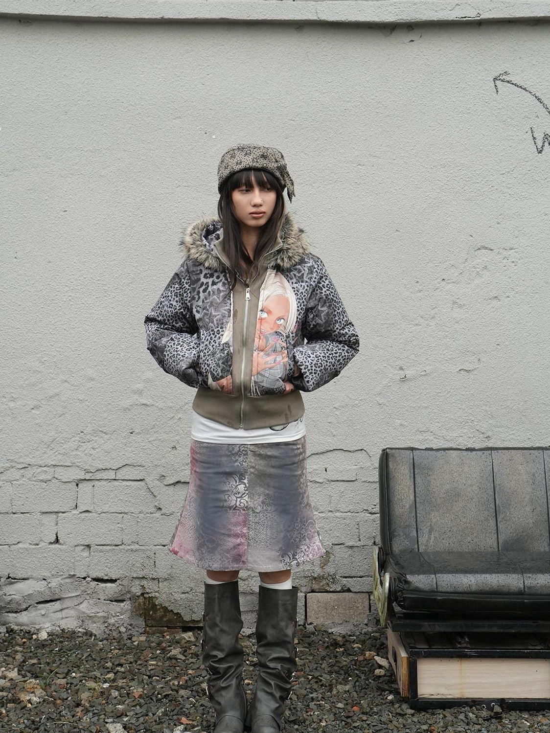 4RE1GN Hand Painted Character Text Graffiti Hooded Short Women's Polyester Down Jackets