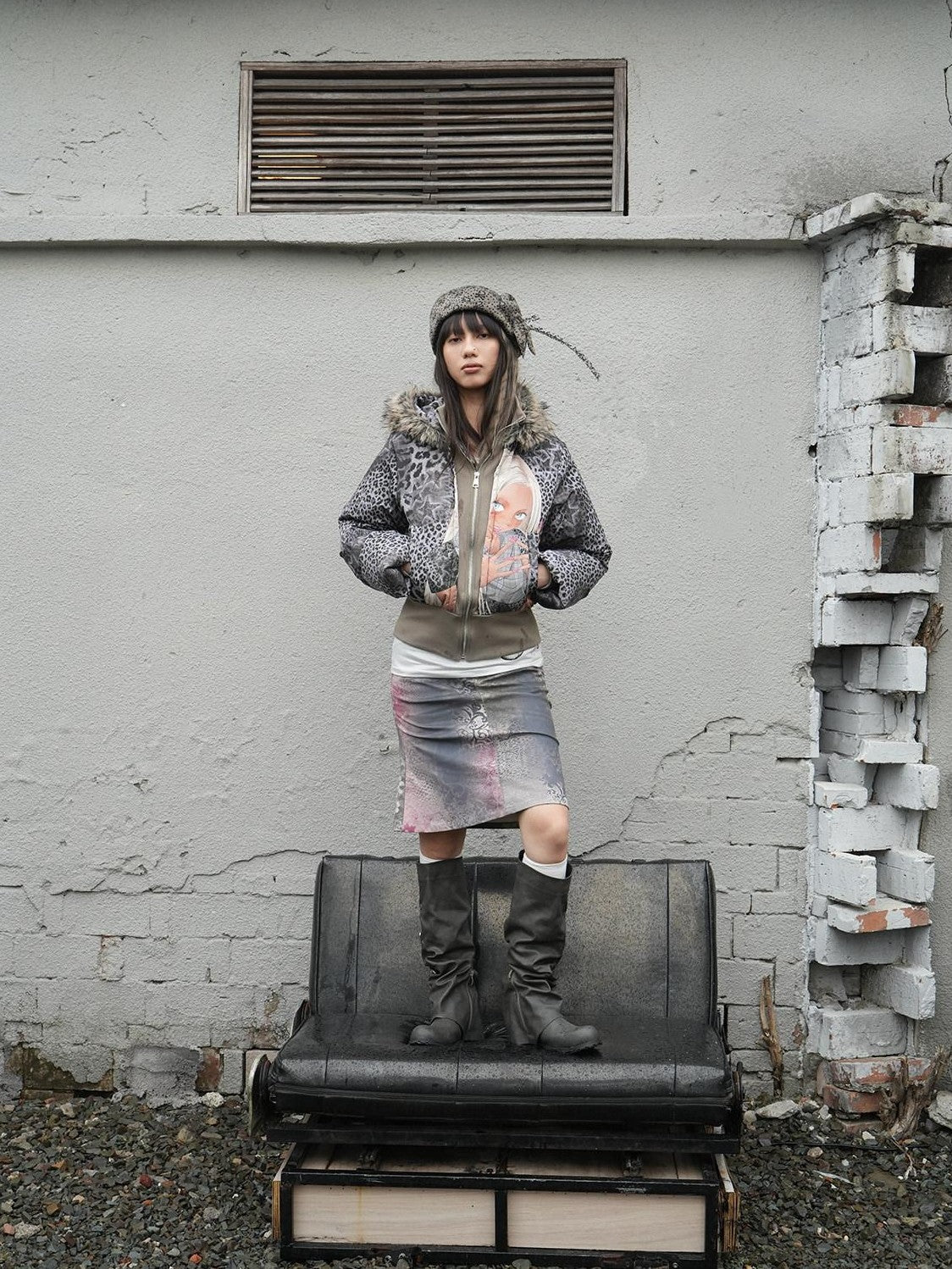 4RE1GN Hand Painted Character Text Graffiti Hooded Short Women's Polyester Down Jackets