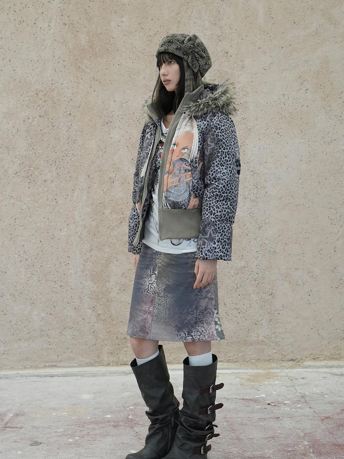 4RE1GN Hand Painted Character Text Graffiti Hooded Short Women's Polyester Down Jackets