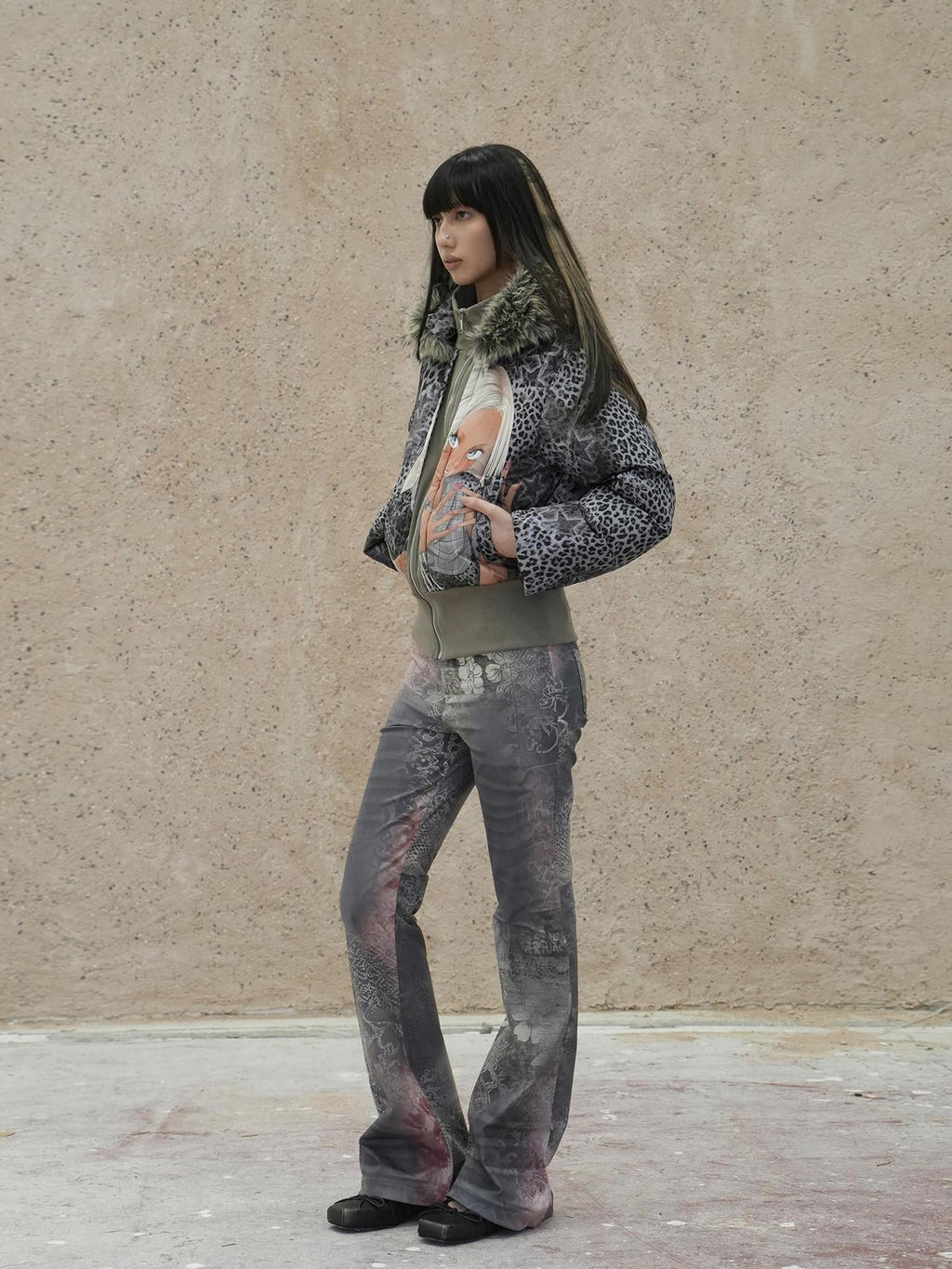 4RE1GN Hand Painted Character Text Graffiti Hooded Short Women's Polyester Down Jackets