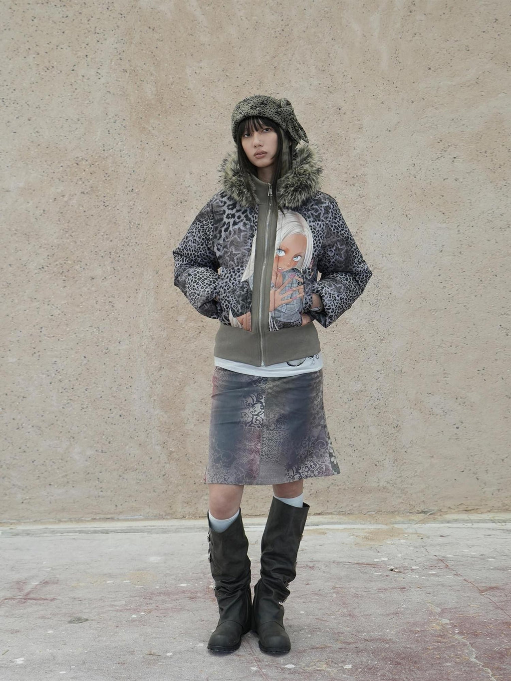 4RE1GN Hand Painted Character Text Graffiti Hooded Short Women's Polyester Down Jackets