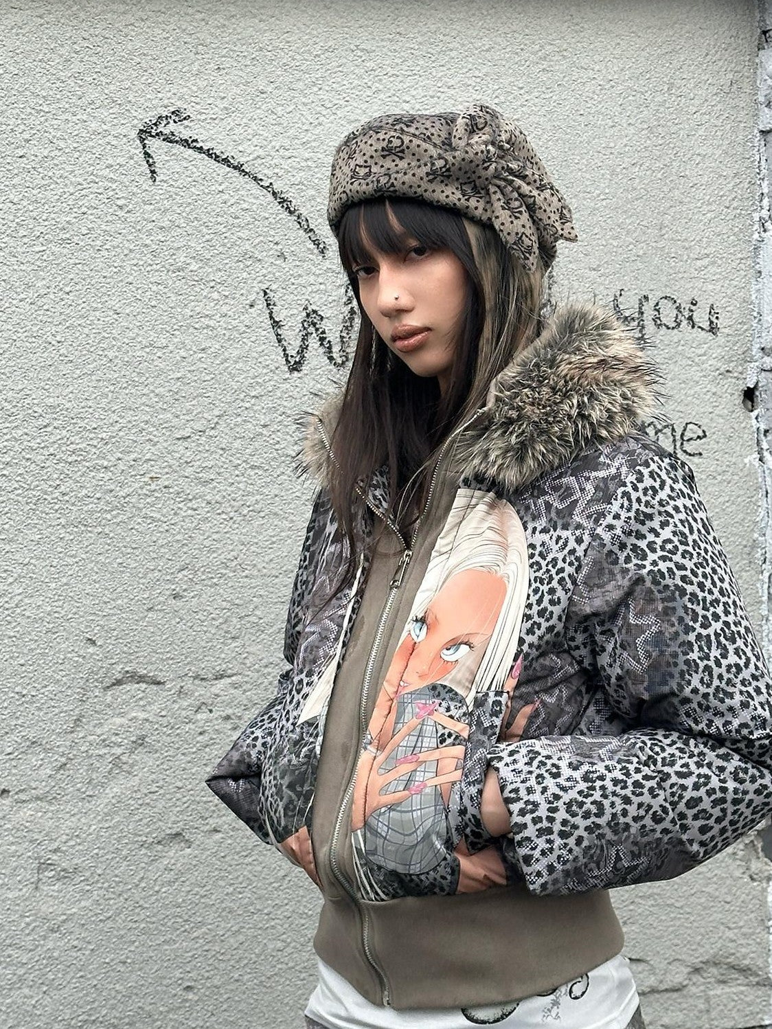 4RE1GN Hand Painted Character Text Graffiti Hooded Short Women's Polyester Down Jackets