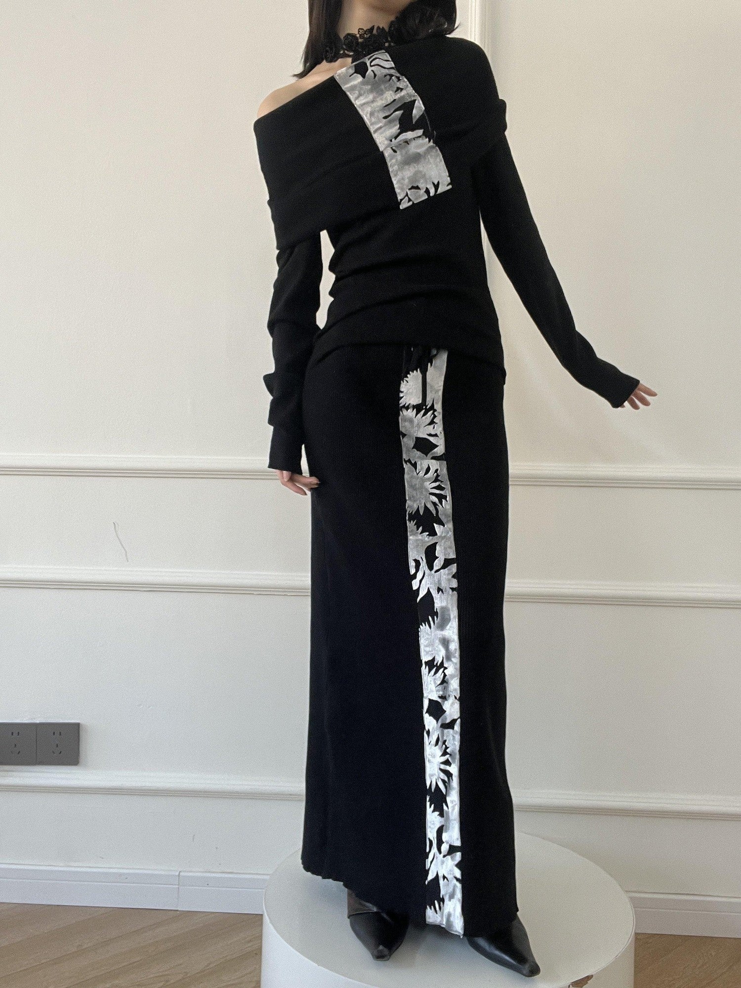 ANTIMOON Metallic Black Spliced Flocked Knit One Shoulder Women's Matching Skirt Sets
