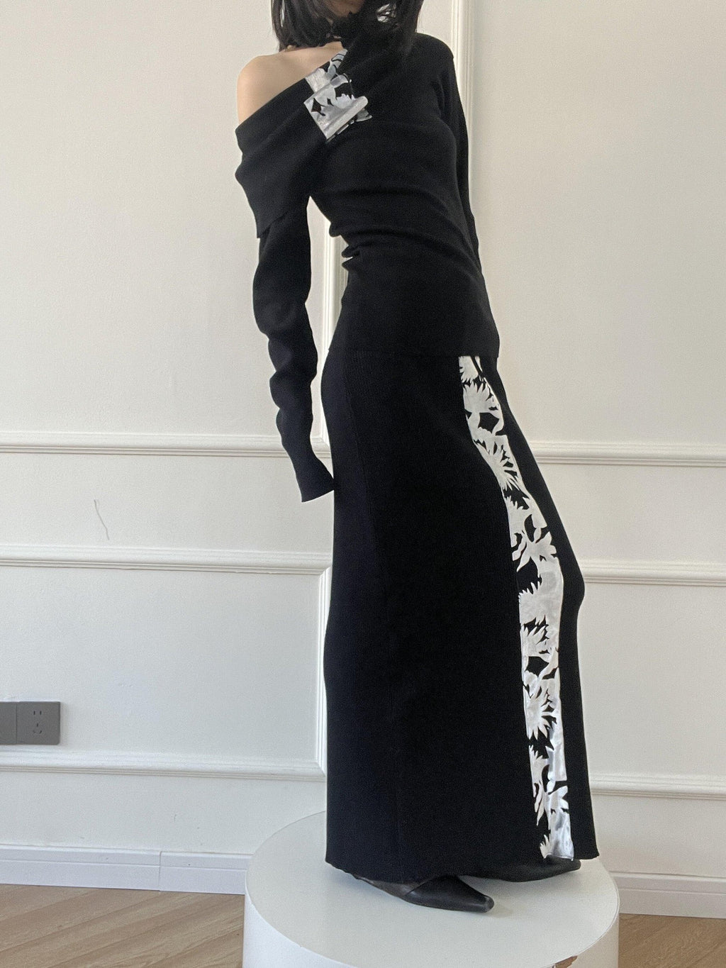 ANTIMOON Metallic Black Spliced Flocked Knit One Shoulder Women's Matching Skirt Sets