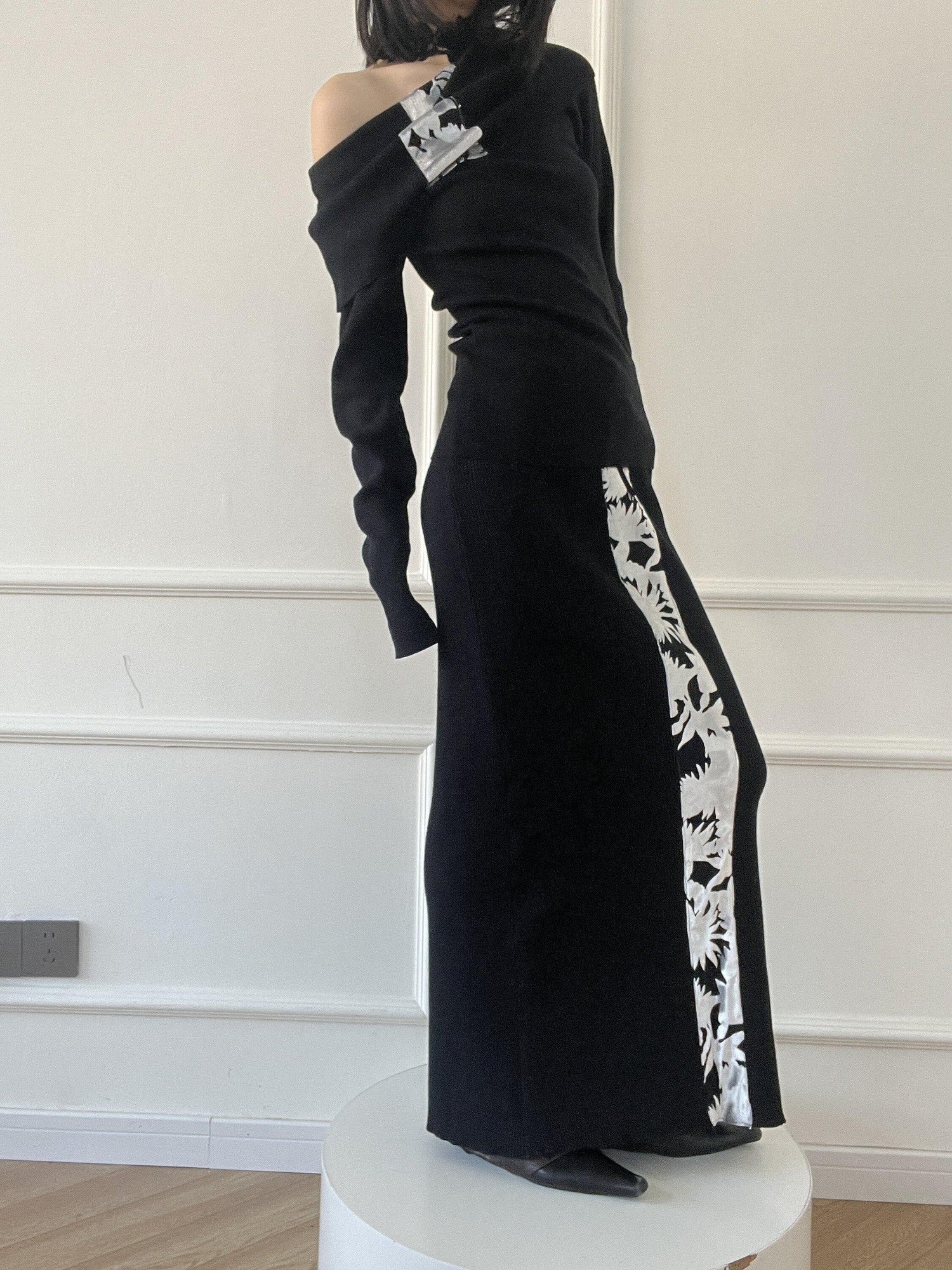ANTIMOON Metallic Black Spliced Flocked Knit One Shoulder Women's Matching Skirt Sets