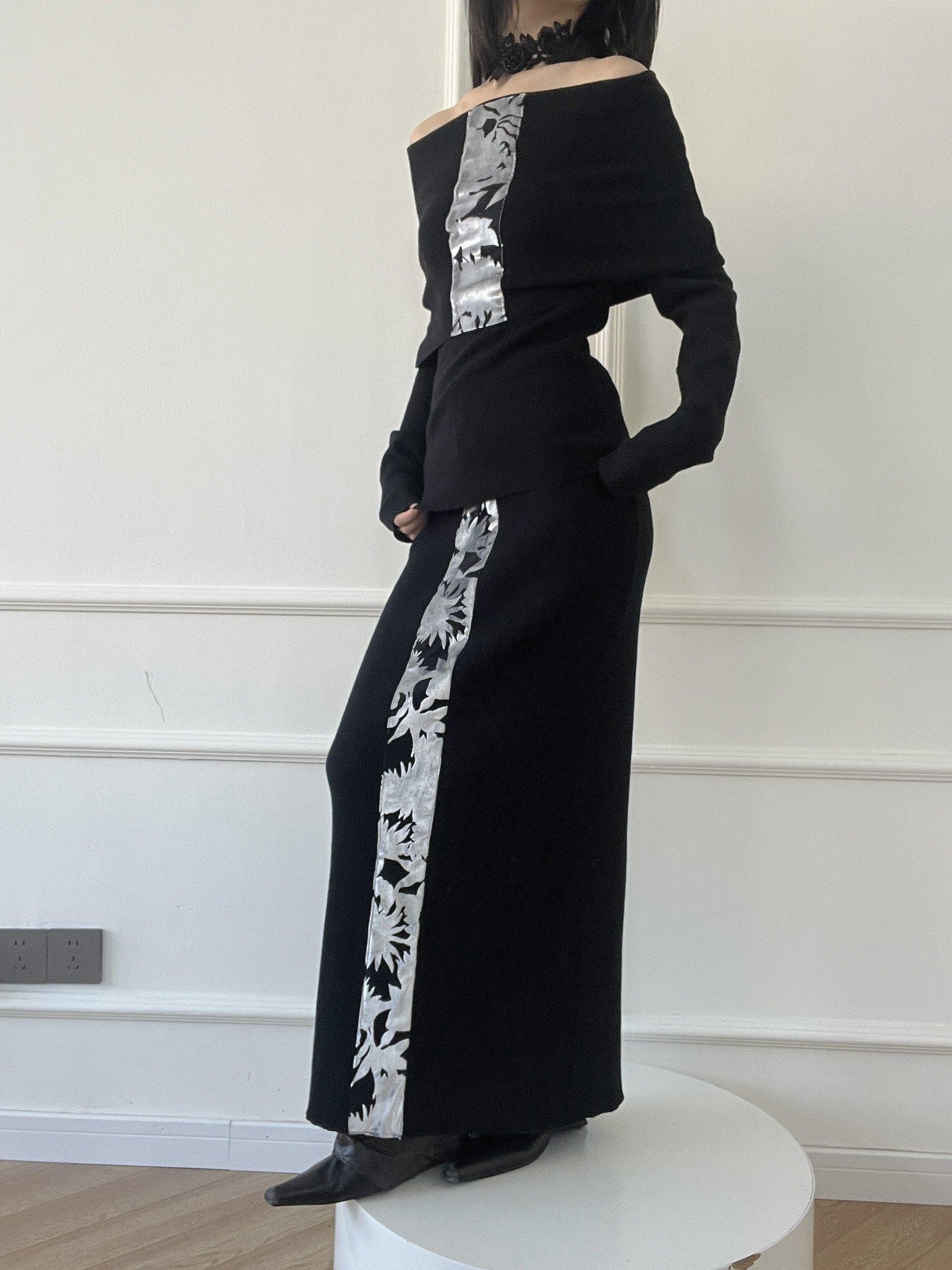 ANTIMOON Metallic Black Spliced Flocked Knit One Shoulder Women's Matching Skirt Sets