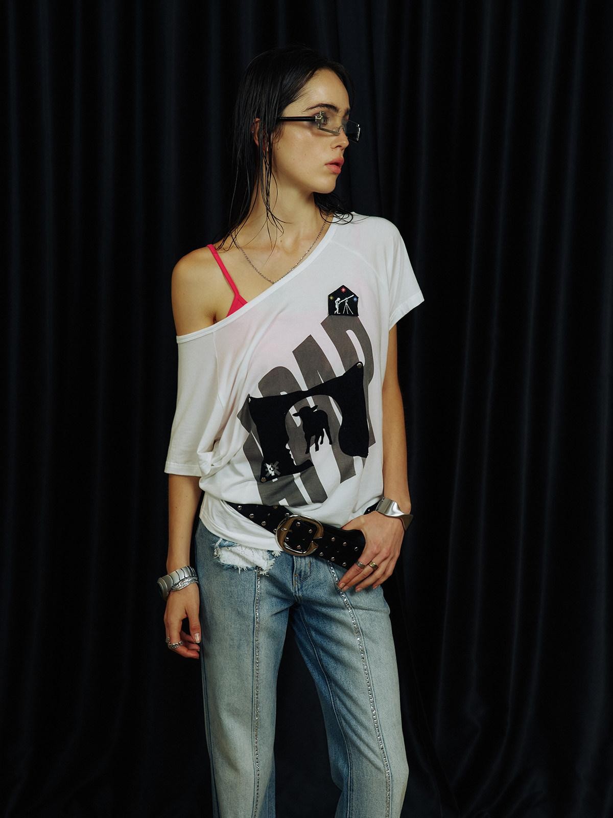 APRIORITY 3d Flocked Letter Studded Slanted Shoulder Women's Lyocell Off-shoulder T-shirts