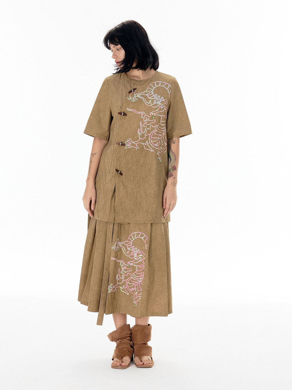 APRIORITY Suede Brown Sequin Embroidered Dragon Mandarin Collar Women's Cotton Shirts