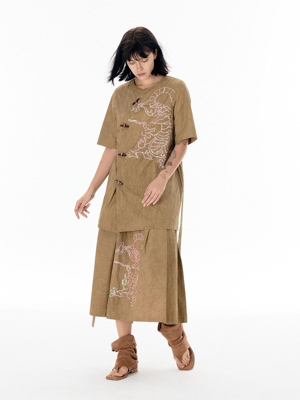 APRIORITY Suede Brown Sequin Embroidered Dragon Mandarin Collar Women's Cotton Shirts