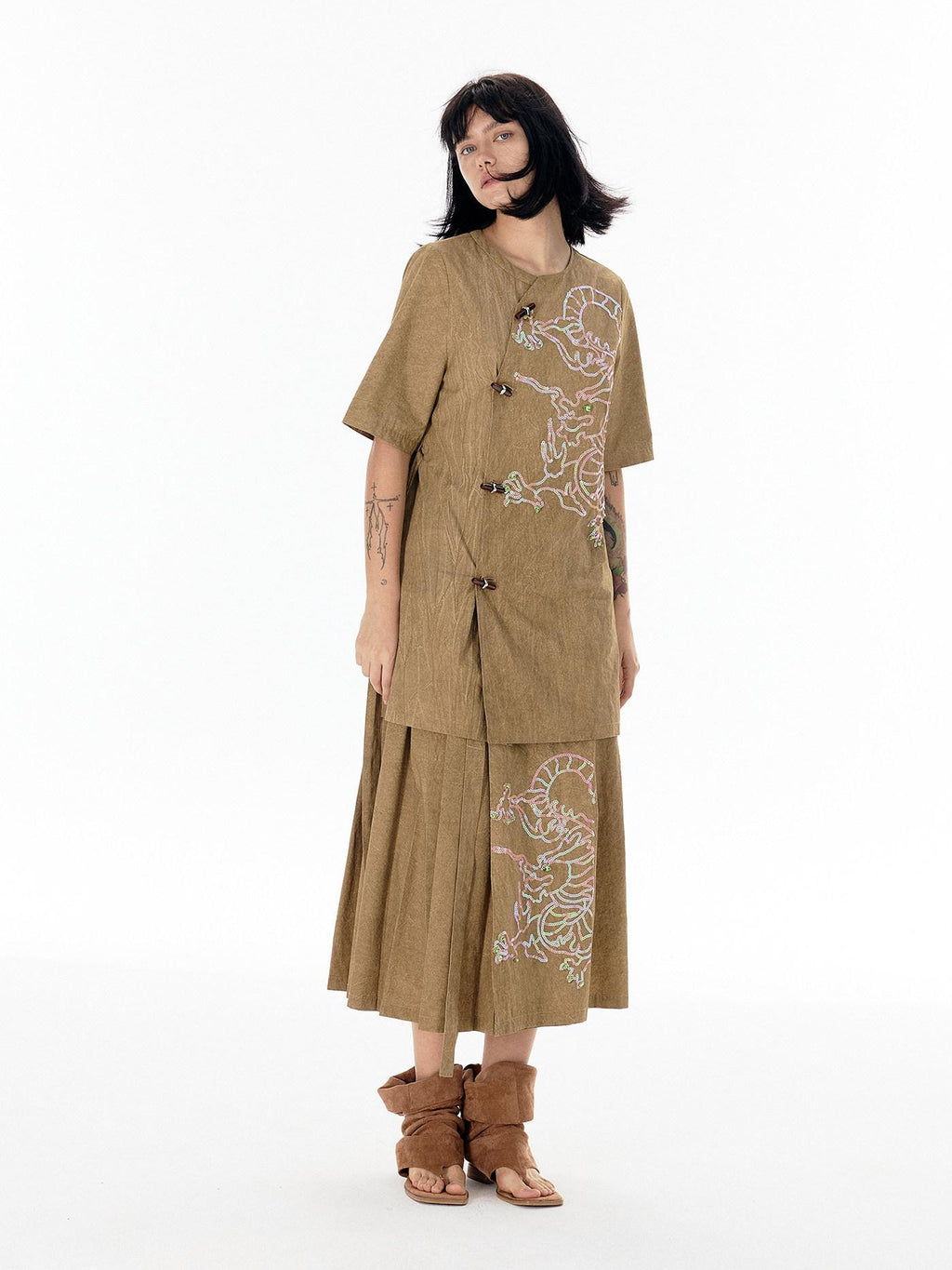 APRIORITY Suede Brown Sequin Embroidered Dragon Mandarin Collar Women's Cotton Shirts