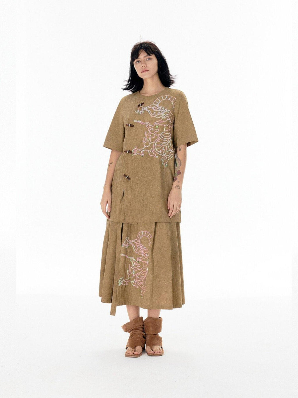 APRIORITY Suede Brown Sequin Embroidered Dragon Mandarin Collar Women's Cotton Shirts