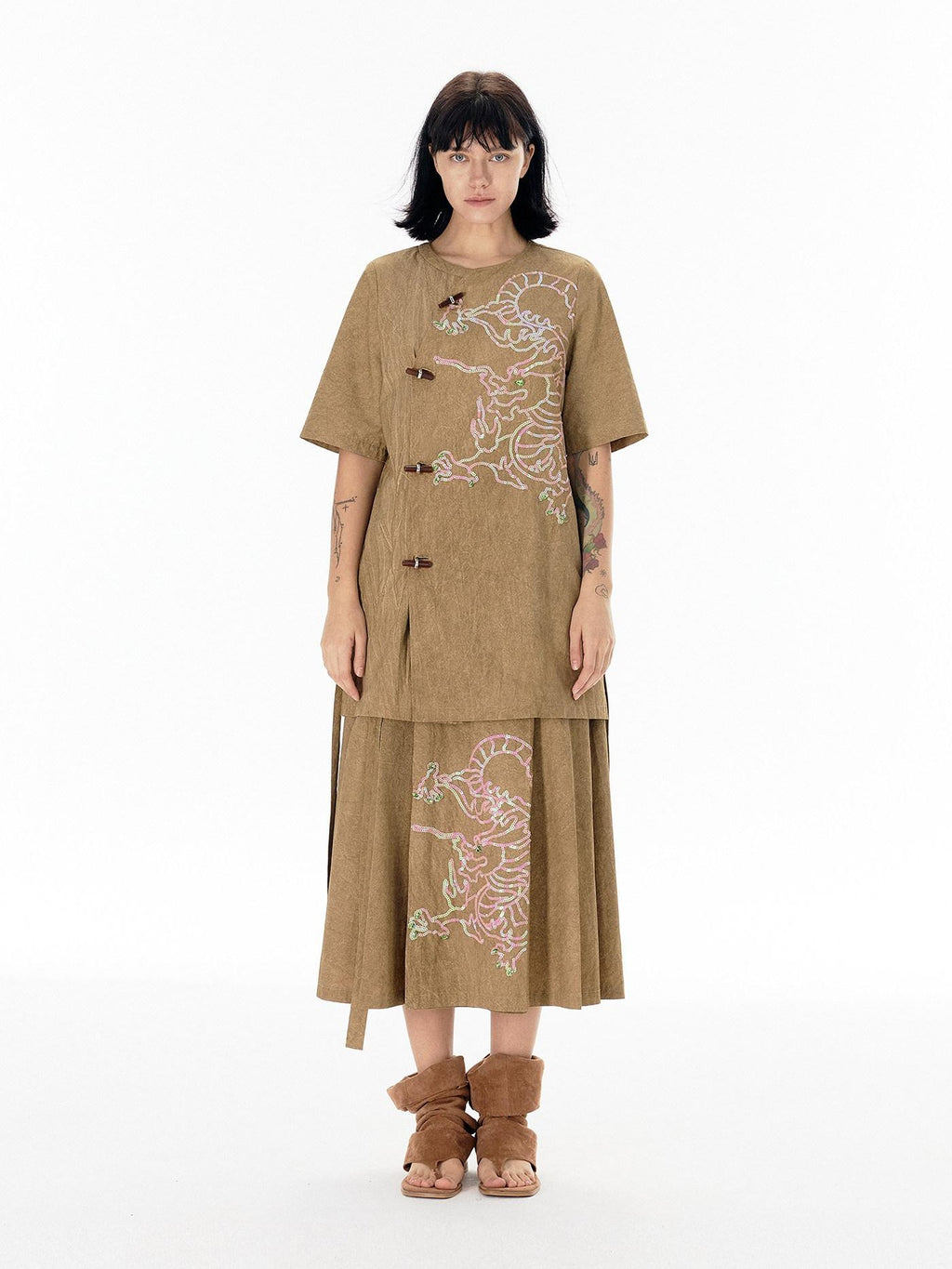 APRIORITY Suede Brown Sequin Embroidered Dragon Mandarin Collar Women's Cotton Shirts