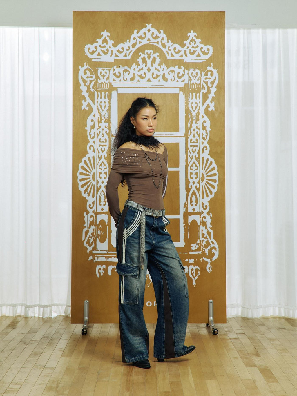 APRIORITY Washed Blue Line Trim Leather Patchwork Women's Denim Straight-leg Jeans
