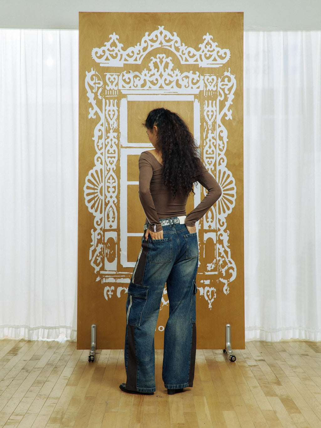 APRIORITY Washed Blue Line Trim Leather Patchwork Women's Denim Straight-leg Jeans