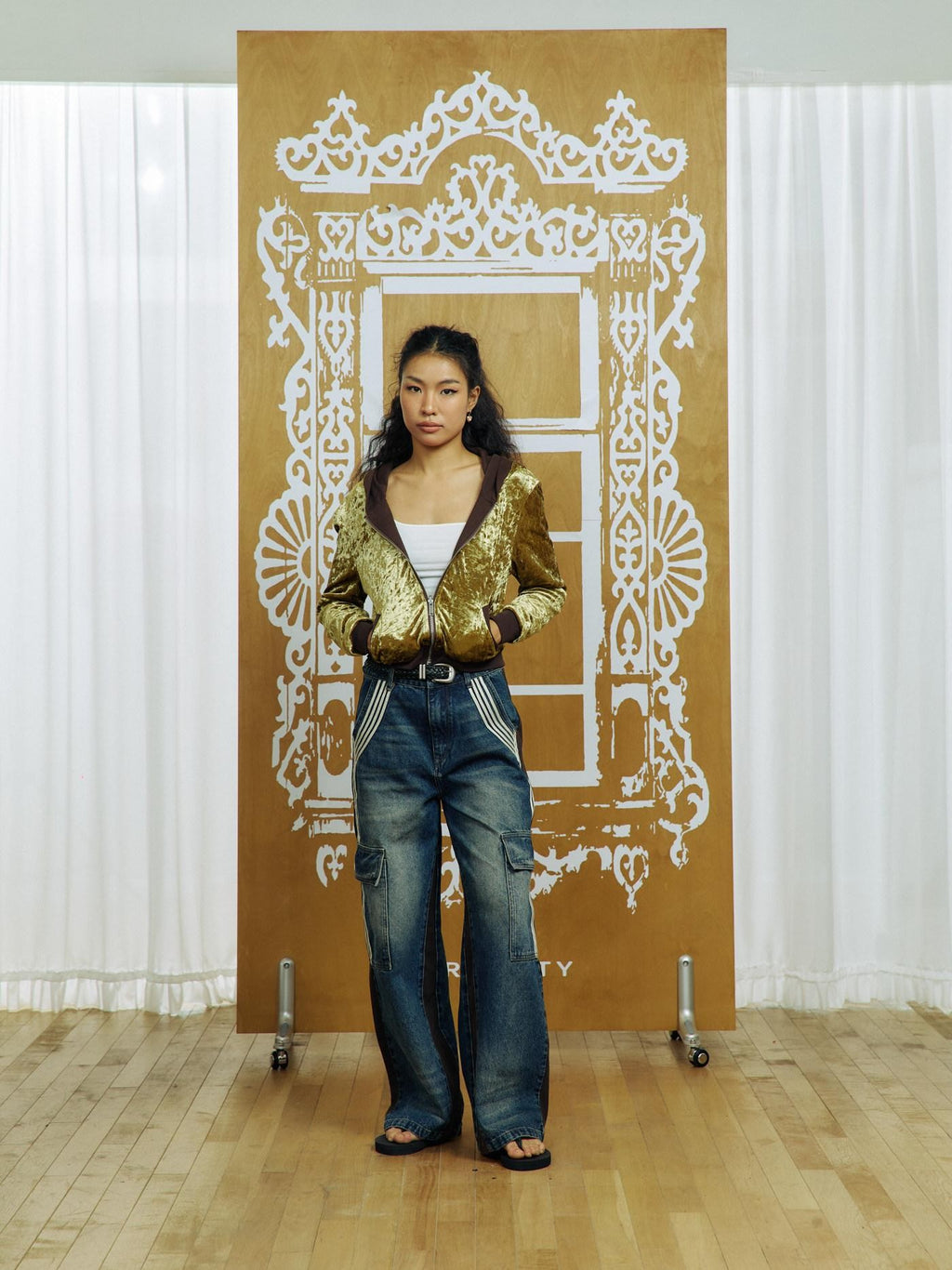 APRIORITY Washed Blue Line Trim Leather Patchwork Women's Denim Straight-leg Jeans