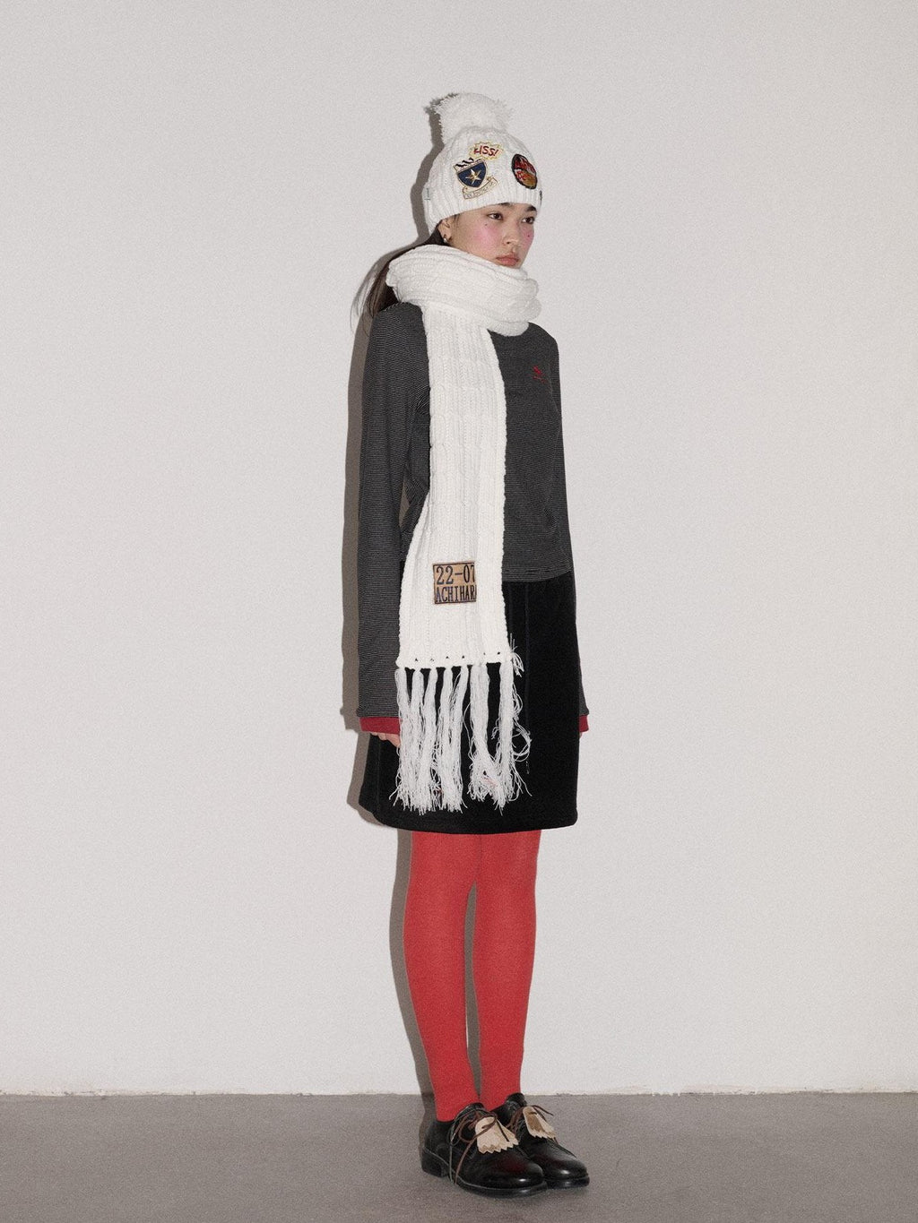 Achihara Black White Badge Round Top Earflap Women'S Acrylic Winter Hats