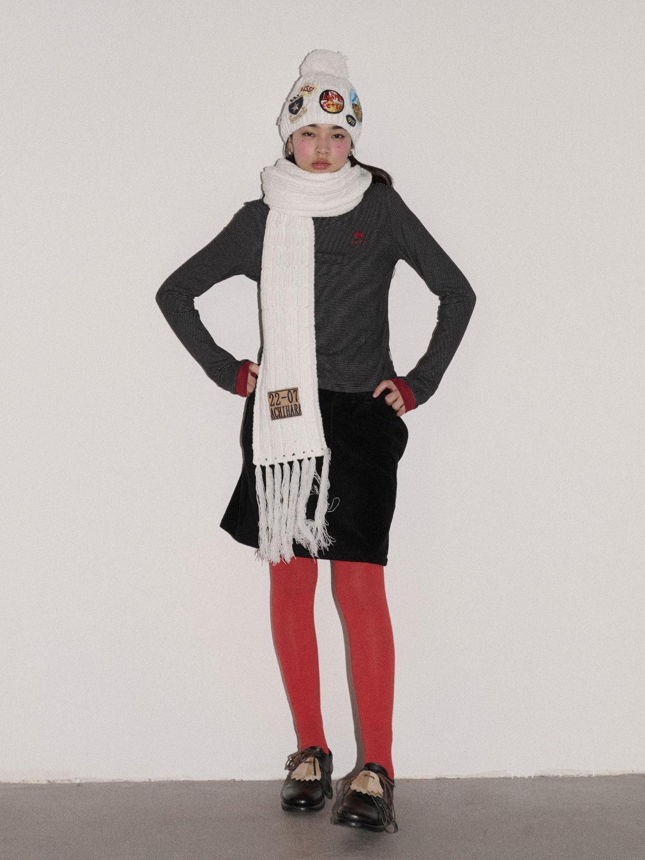 Achihara Black White Badge Round Top Earflap Women'S Acrylic Winter Hats