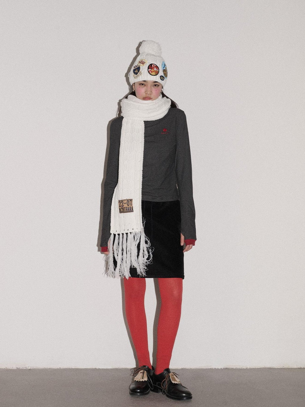 Achihara Black White Badge Round Top Earflap Women'S Acrylic Winter Hats
