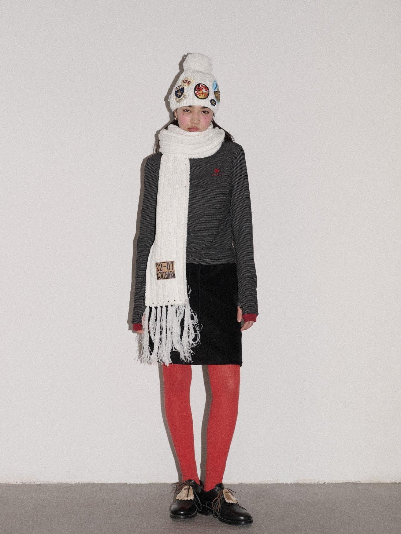 Achihara Black White Badge Round Top Earflap Women'S Acrylic Winter Hats