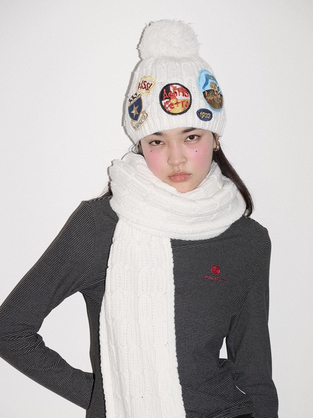 Achihara Black White Badge Round Top Earflap Women'S Acrylic Winter Hats