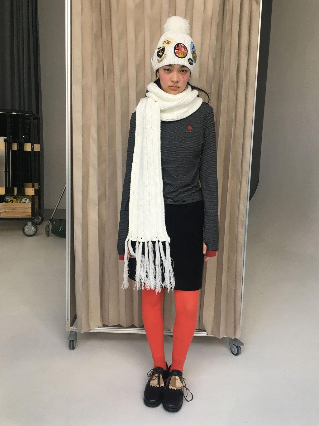 Achihara Black White Badge Round Top Earflap Women'S Acrylic Winter Hats