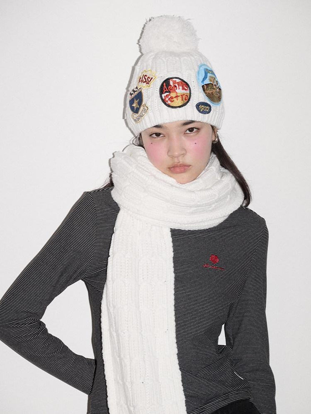 Achihara Black White Badge Round Top Earflap Women'S Acrylic Winter Hats