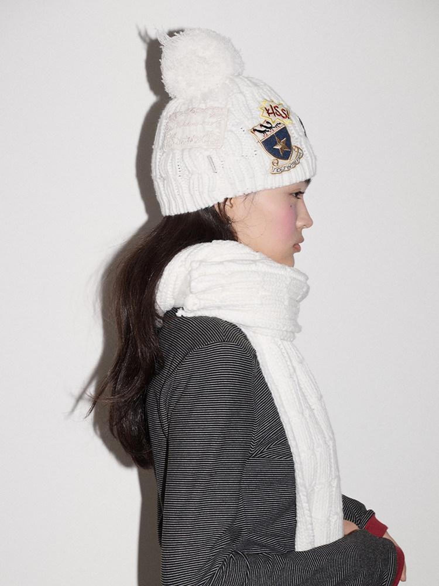 Achihara Black White Badge Round Top Earflap Women'S Acrylic Winter Hats