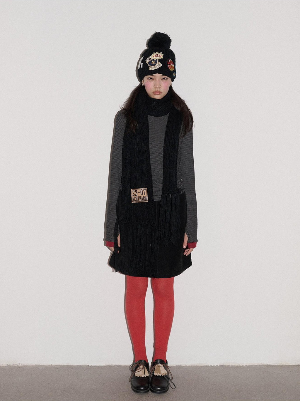 Achihara Black White Badge Round Top Earflap Women'S Acrylic Winter Hats