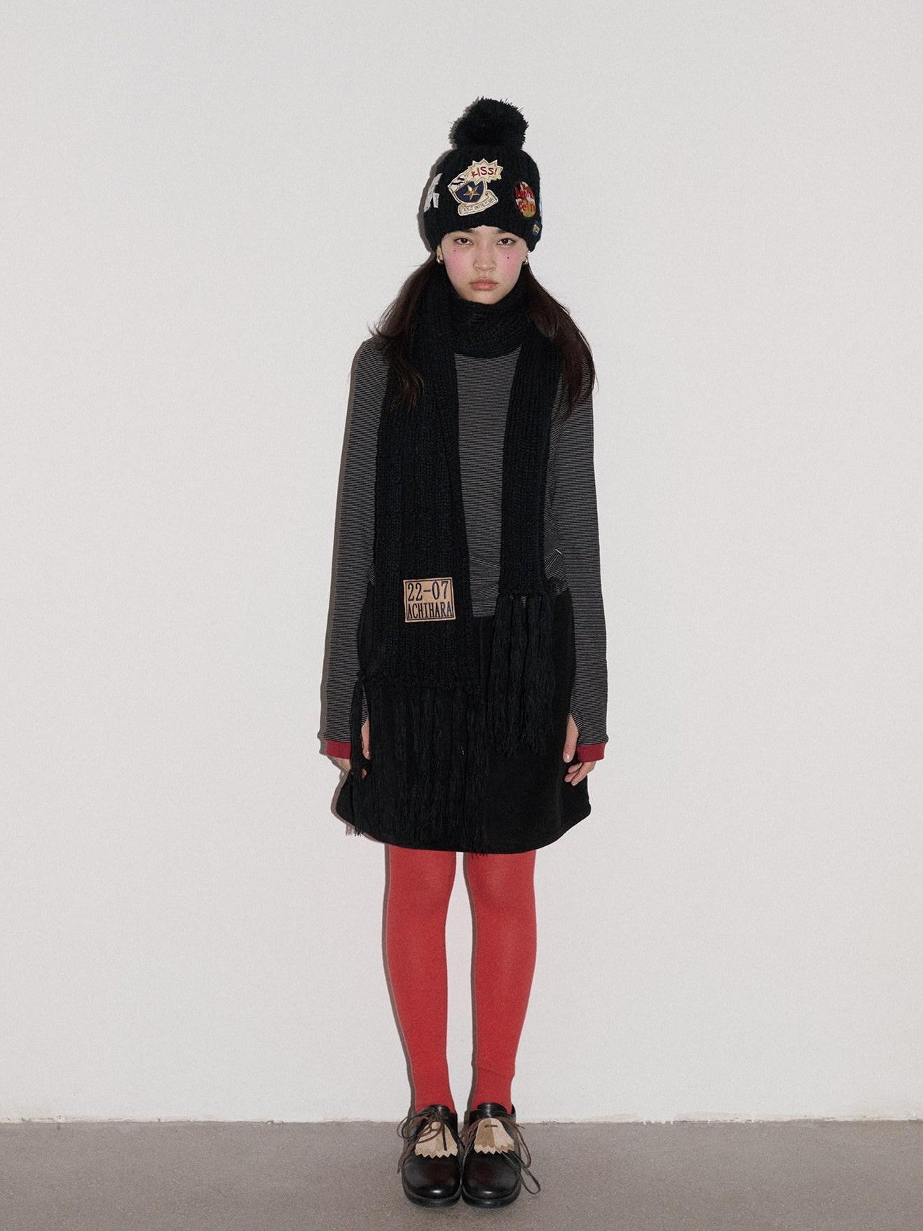 Achihara Black White Badge Round Top Earflap Women'S Acrylic Winter Hats