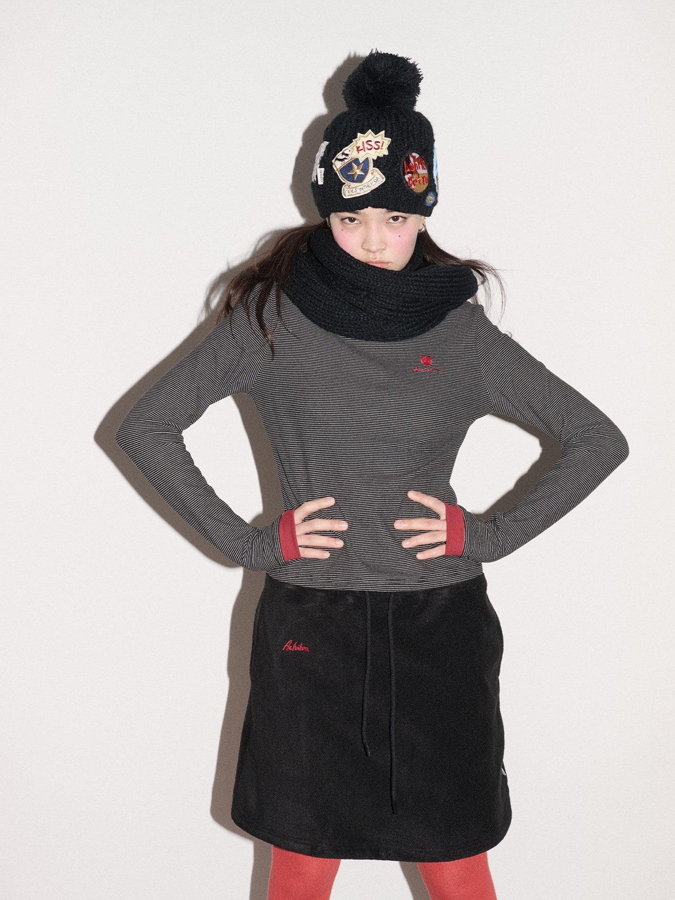 Achihara Black White Badge Round Top Earflap Women'S Acrylic Winter Hats