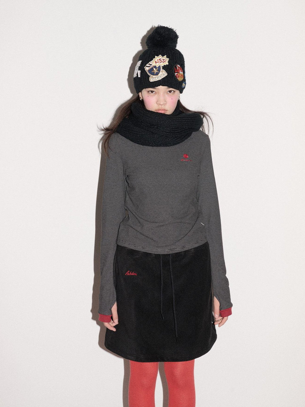 Achihara Black White Badge Round Top Earflap Women'S Acrylic Winter Hats