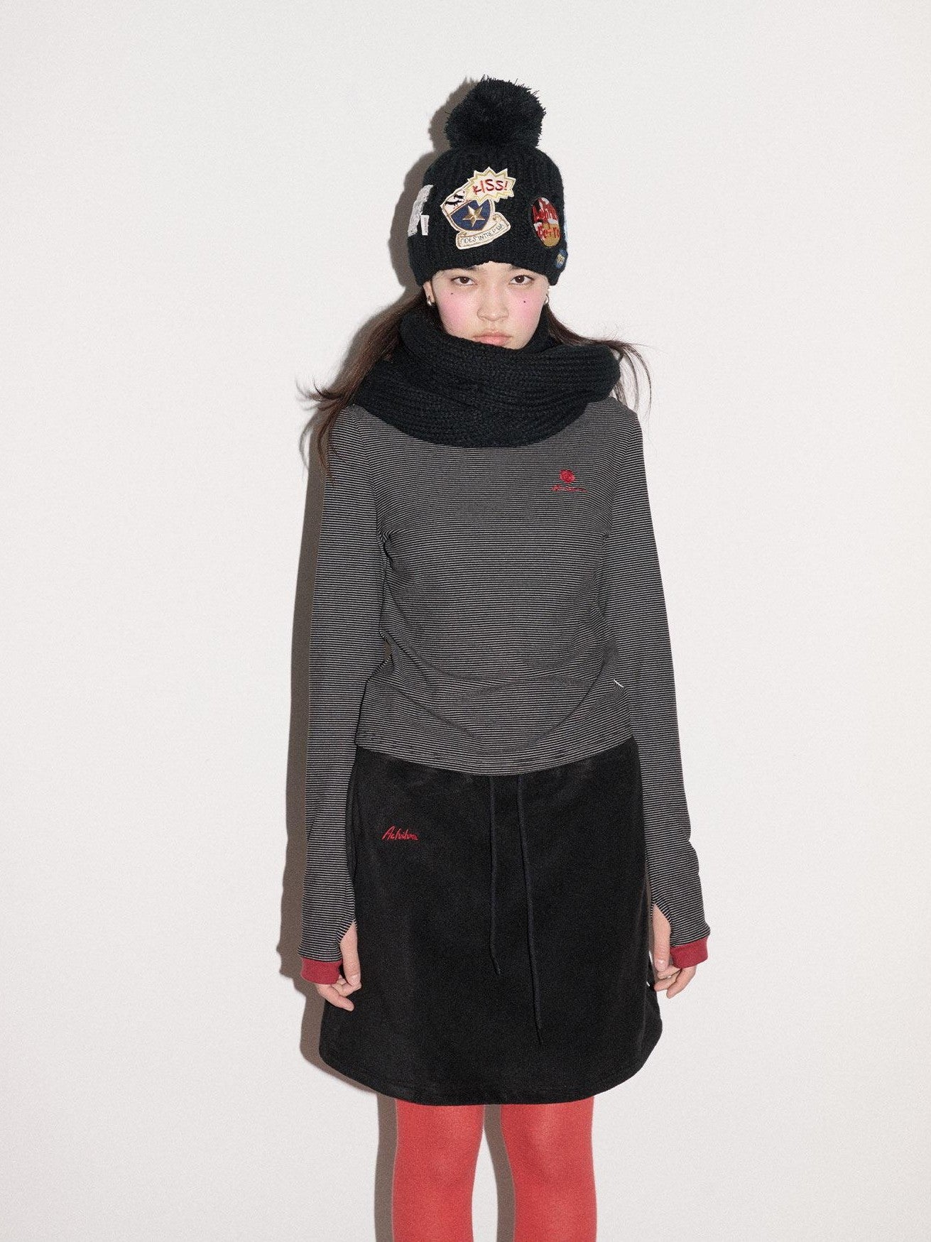 Achihara Black White Badge Round Top Earflap Women'S Acrylic Winter Hats