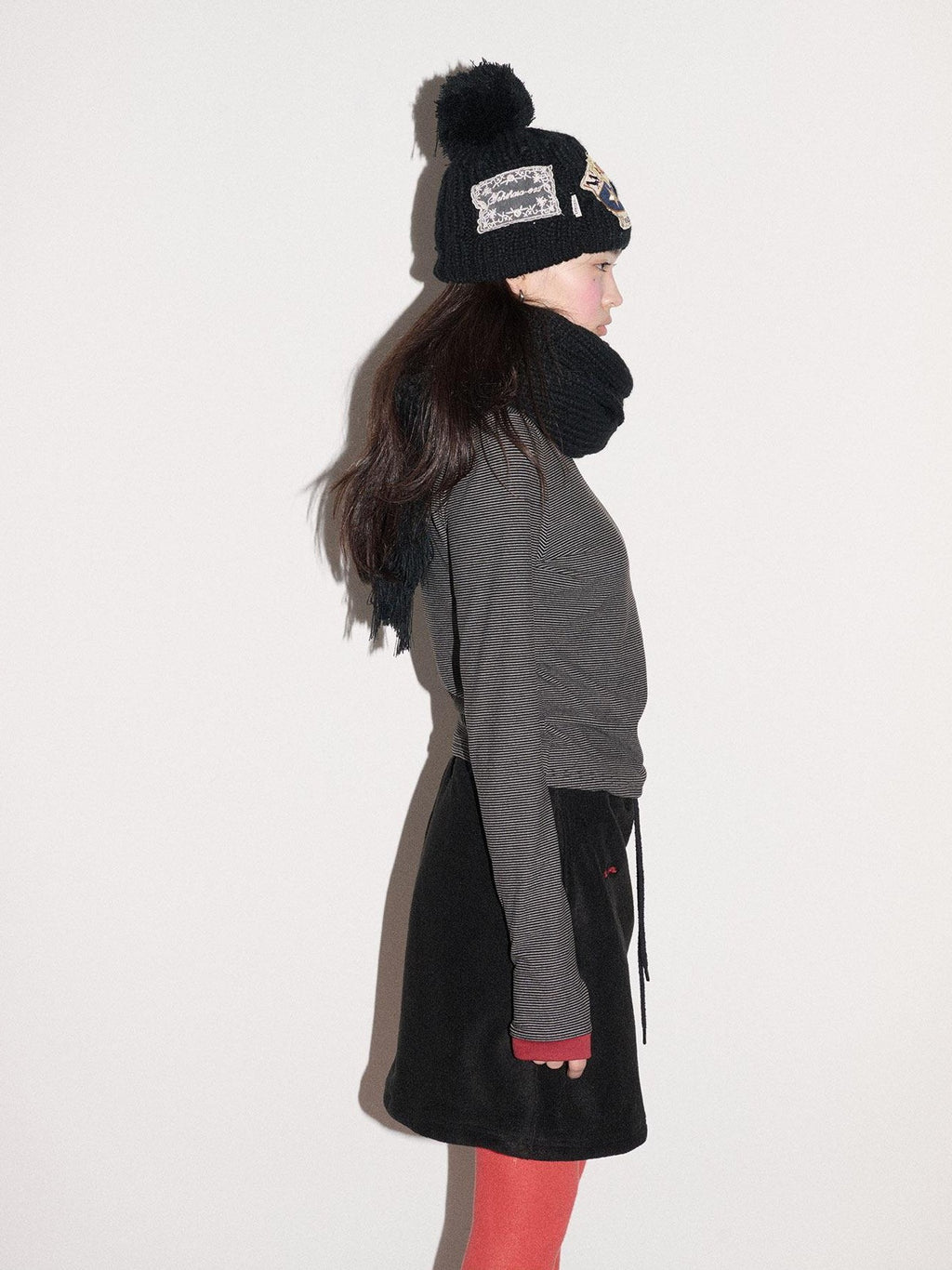 Achihara Black White Badge Round Top Earflap Women'S Acrylic Winter Hats