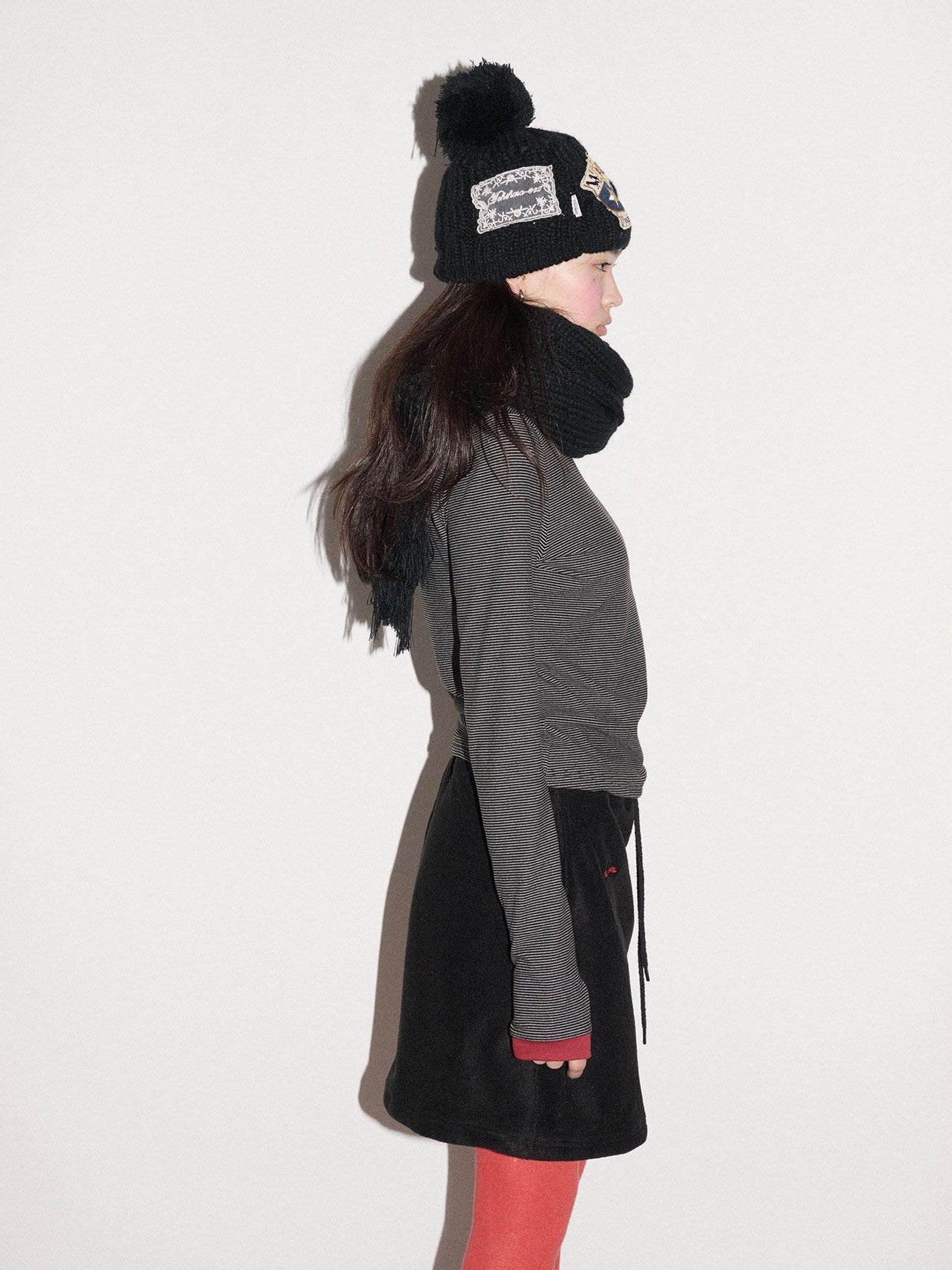 Achihara Black White Badge Round Top Earflap Women'S Acrylic Winter Hats
