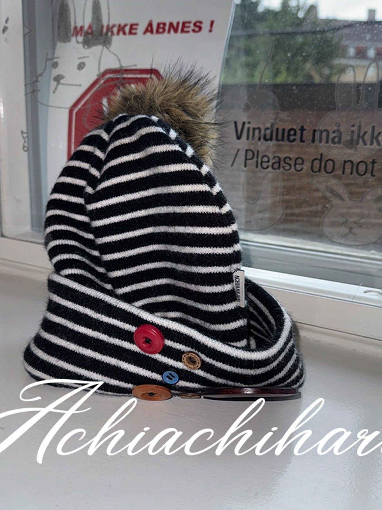 Achihara Black White Striped Button Closure Windproof Women'S Knit Winter Hats