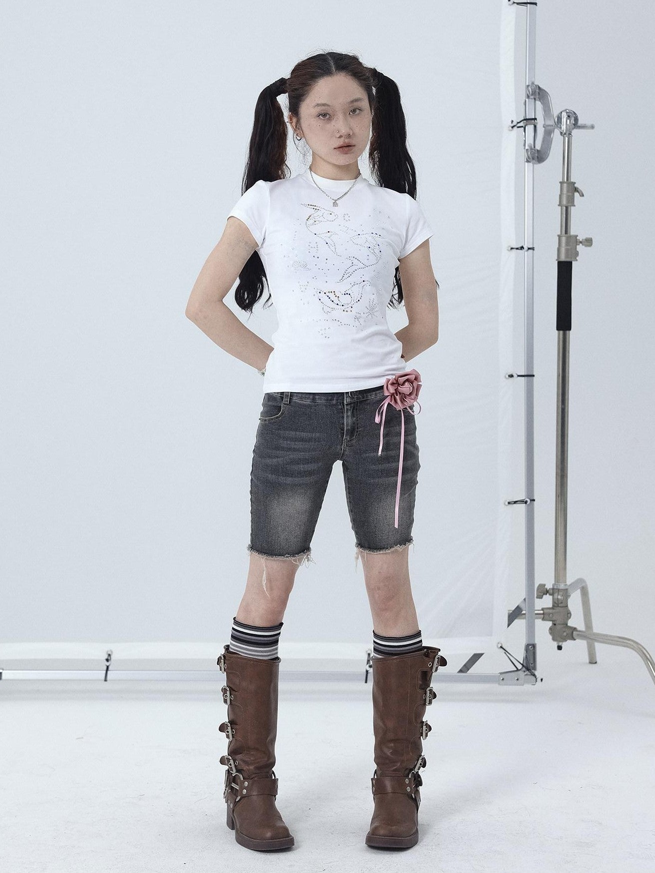 Achihara Distressed Black Raw Hem Straight Low Waist Women'S Denim Bermuda Shorts