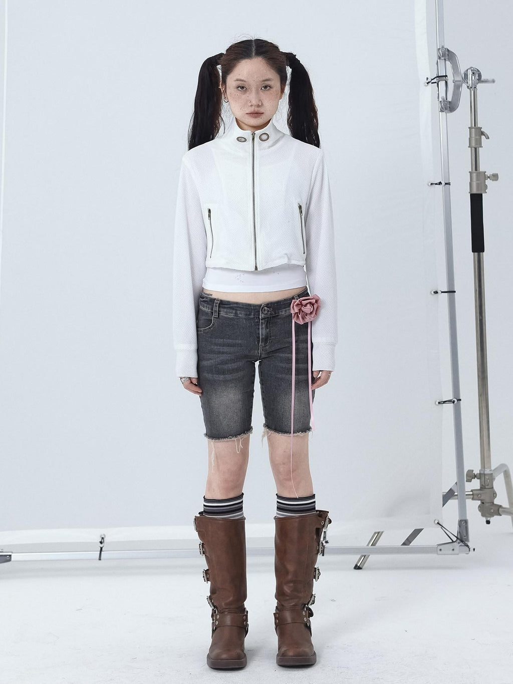 Achihara Distressed Black Raw Hem Straight Low Waist Women'S Denim Bermuda Shorts