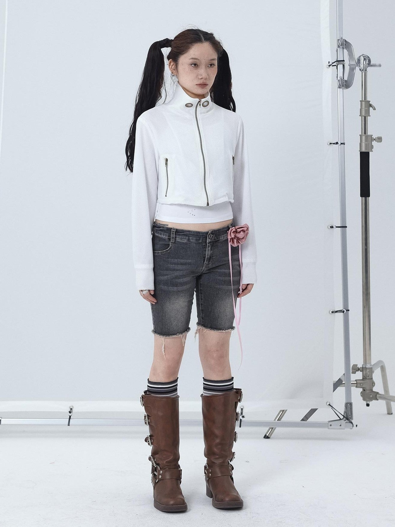 Achihara Distressed Black Raw Hem Straight Low Waist Women'S Denim Bermuda Shorts