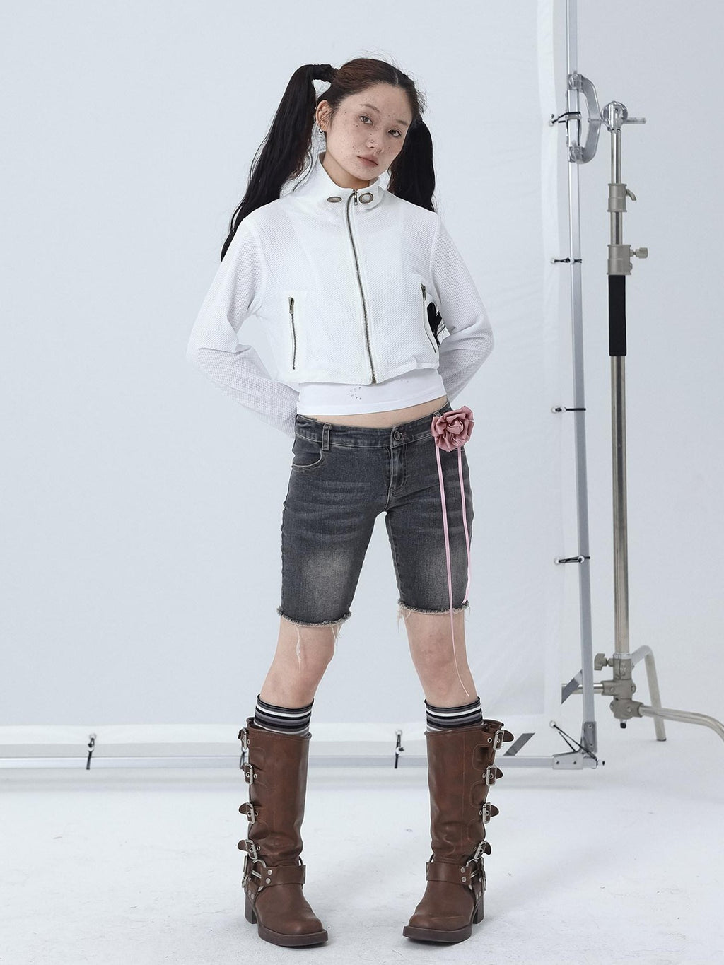 Achihara Distressed Black Raw Hem Straight Low Waist Women'S Denim Bermuda Shorts