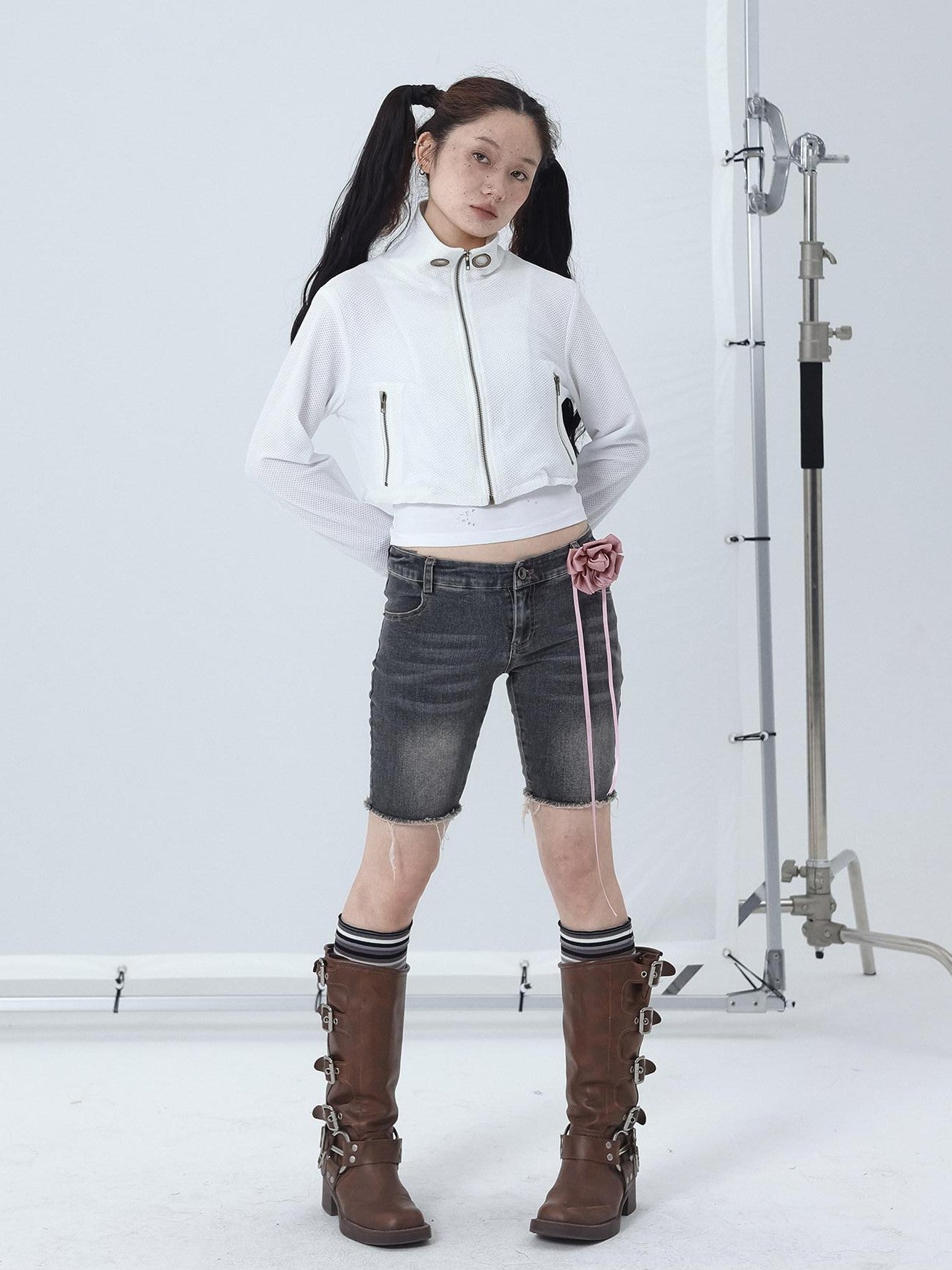 Achihara Distressed Black Raw Hem Straight Low Waist Women'S Denim Bermuda Shorts