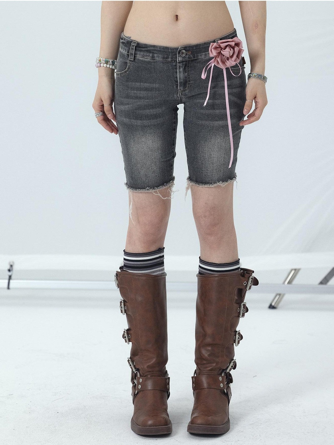 Achihara Distressed Black Raw Hem Straight Low Waist Women'S Denim Bermuda Shorts