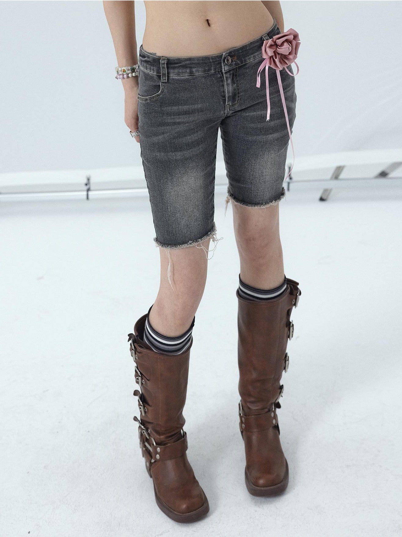 Achihara Distressed Black Raw Hem Straight Low Waist Women'S Denim Bermuda Shorts